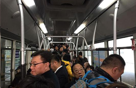 北京首都機場運行零排放新能源擺渡車.png